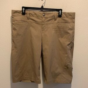 Athleta Womens Dipper Bermuda Tan Short. 5 pockets. Zip fly + draw string waist.